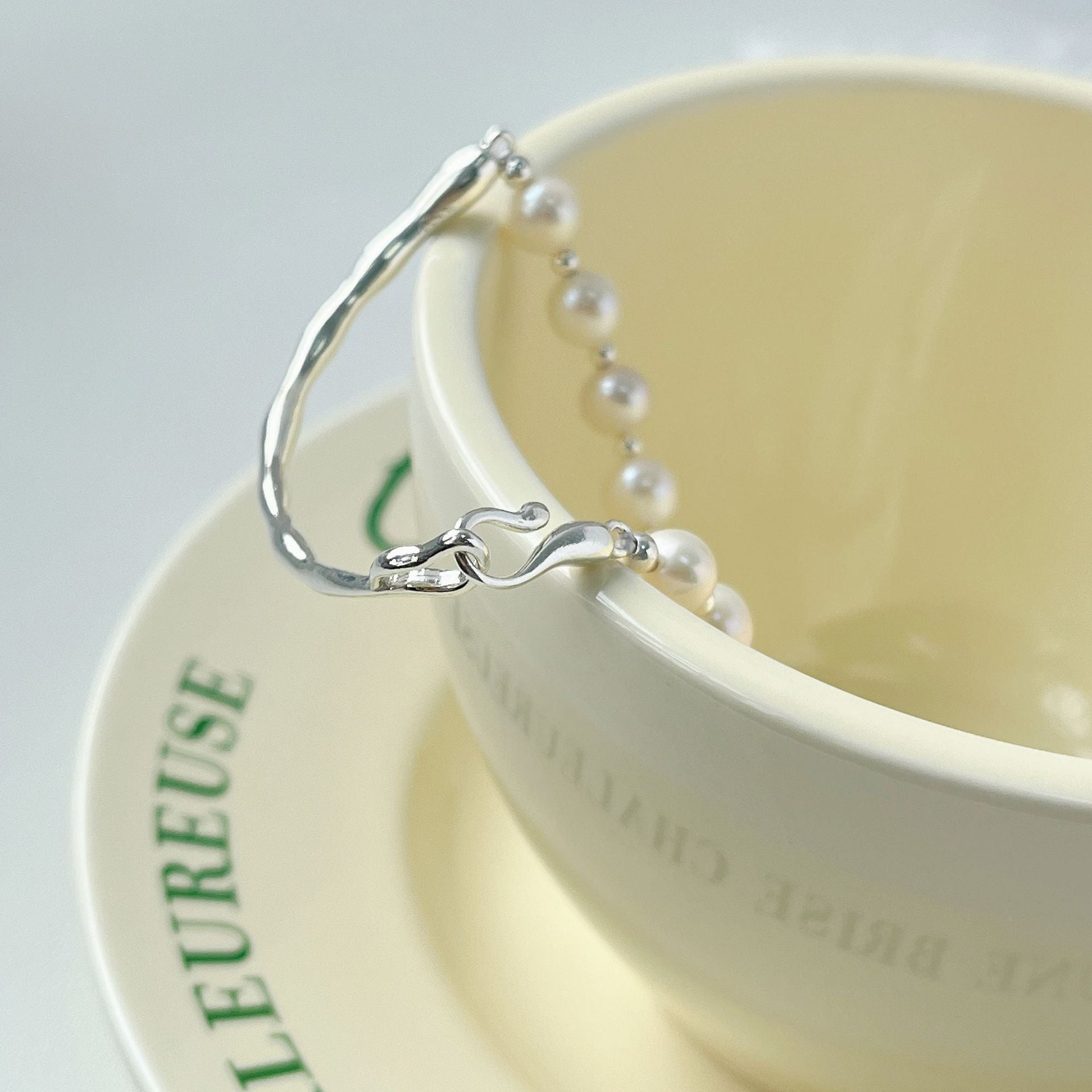 925 sterling silver asymmetrical pearl bracelet - silvery