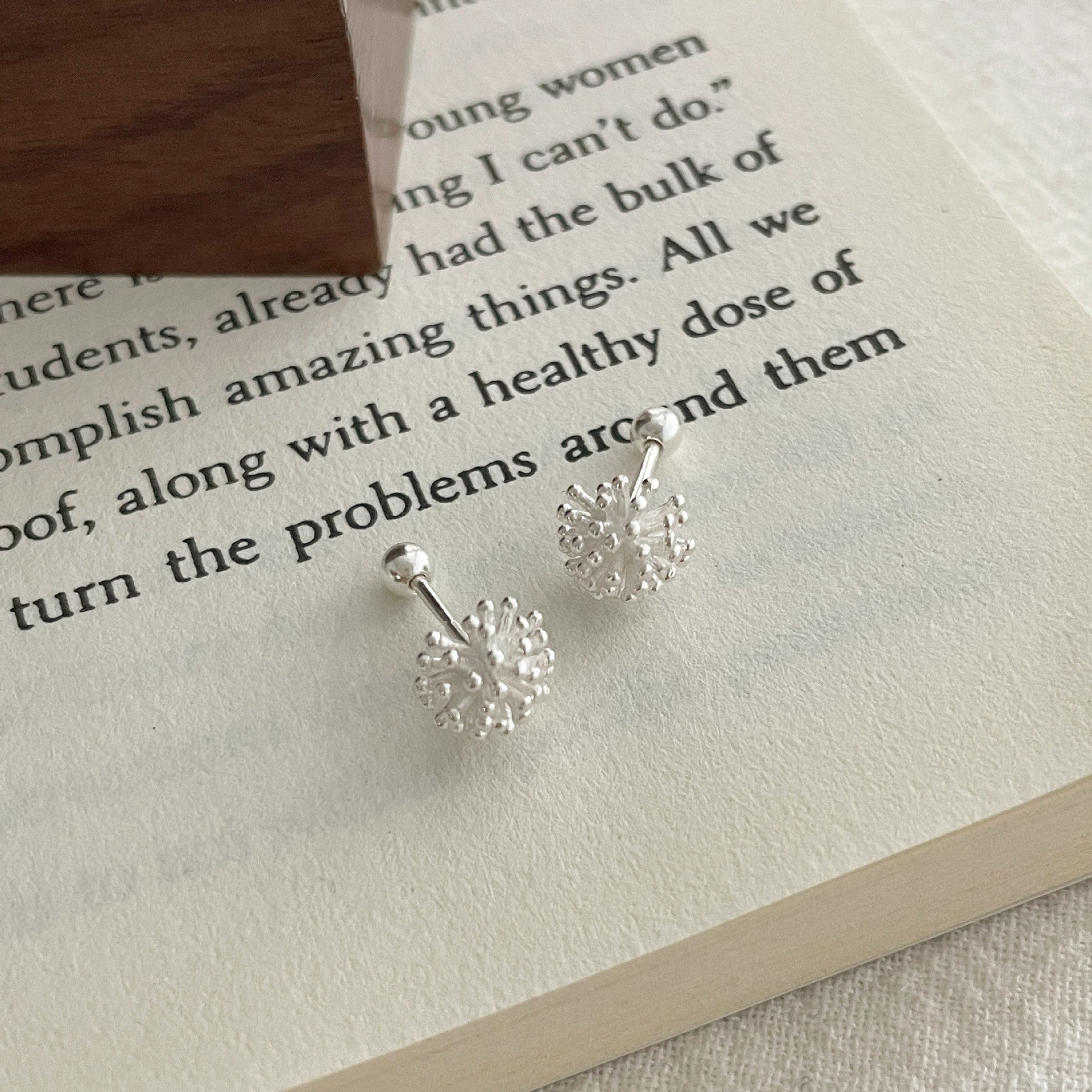 999 Silver Spiral Buckle Earrings - Silvery