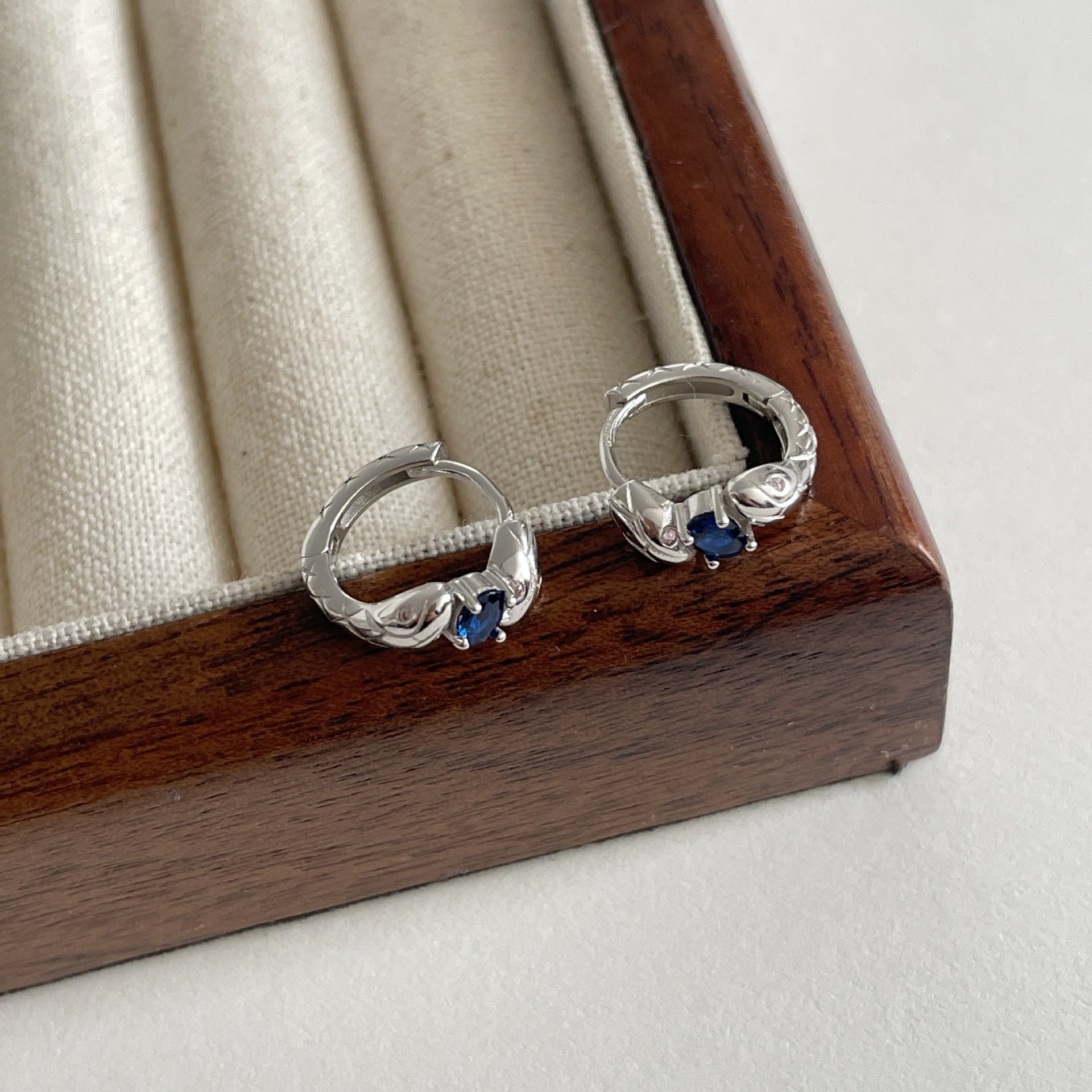 925 sterling silver snake shaped ear buckle - silvery