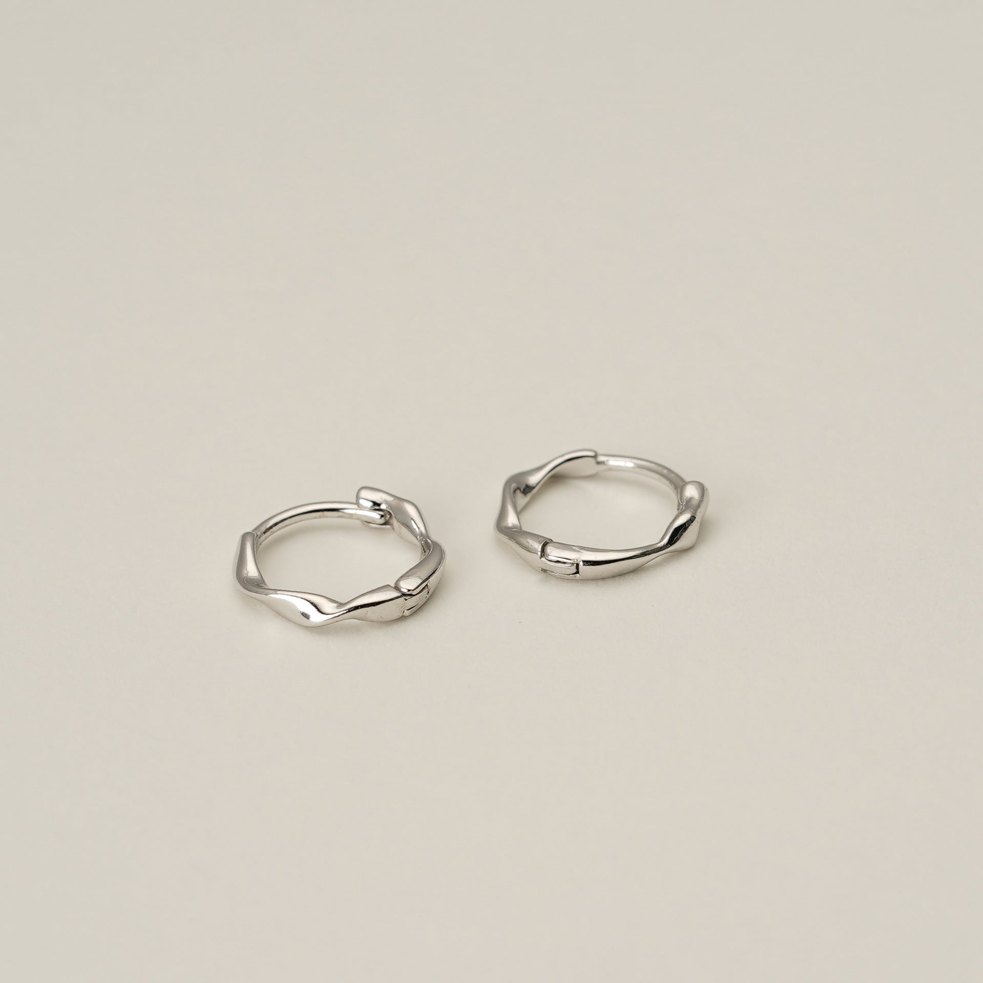 999 sterling silver Mobius shaped design circle ear buckle
