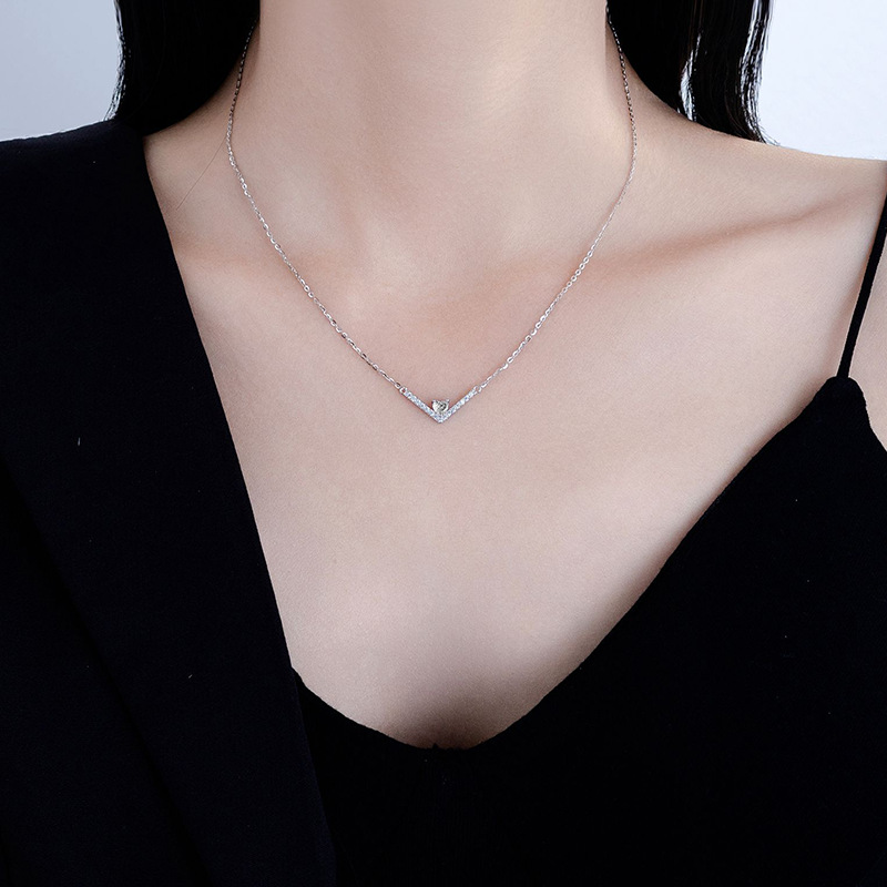 S925 Sterling Silver Moissanite V-Shaped Heart Necklace