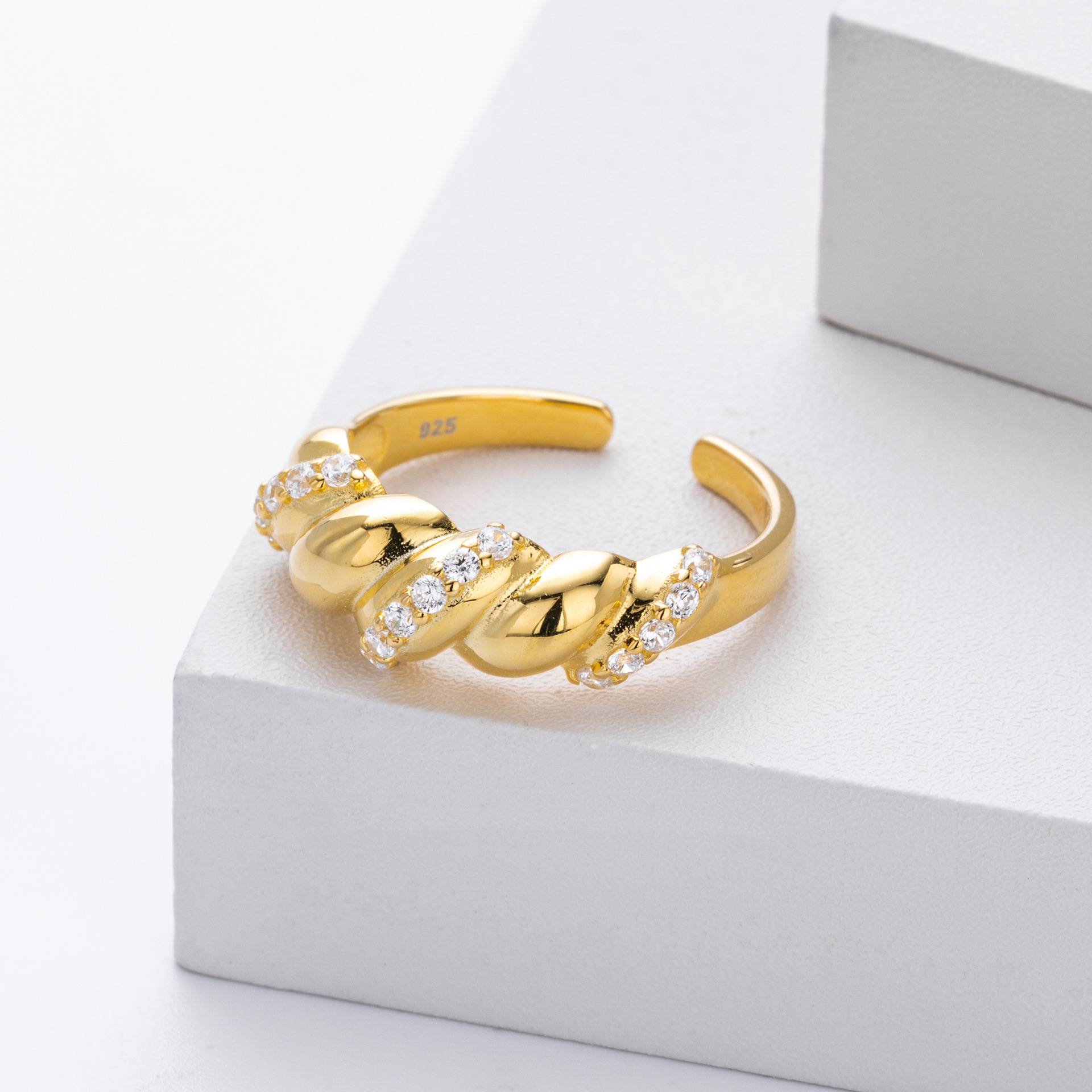 S925 Sterling Silver Ring with Zirconia Inlay, Croissant Braid Pattern