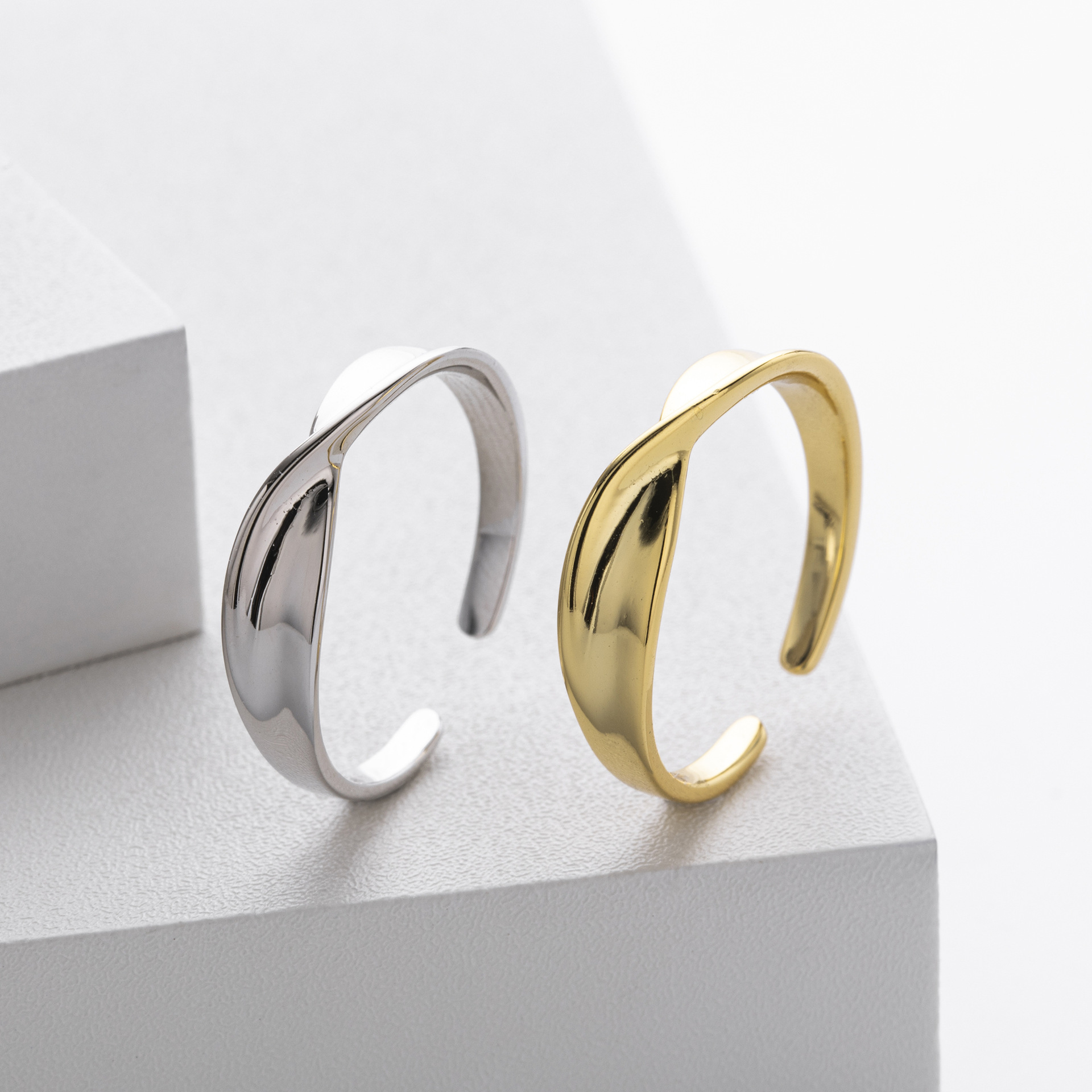Möbius strip S925 sterling silver ring, fashionable and unique minimalist twisted pattern ring