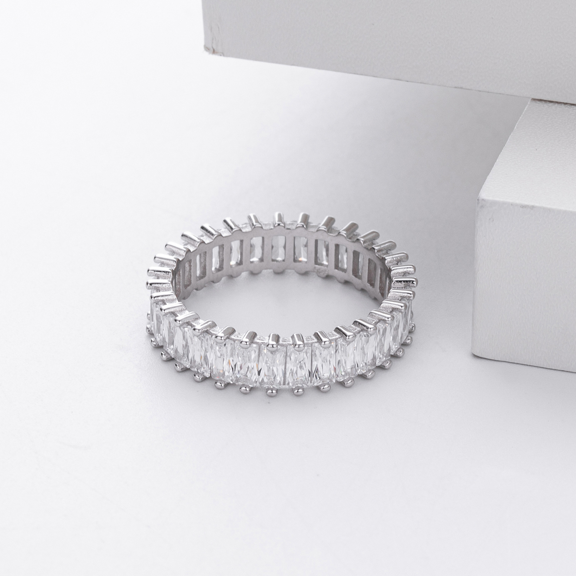 Versatile S925 sterling silver ring with rectangular zircon clusters