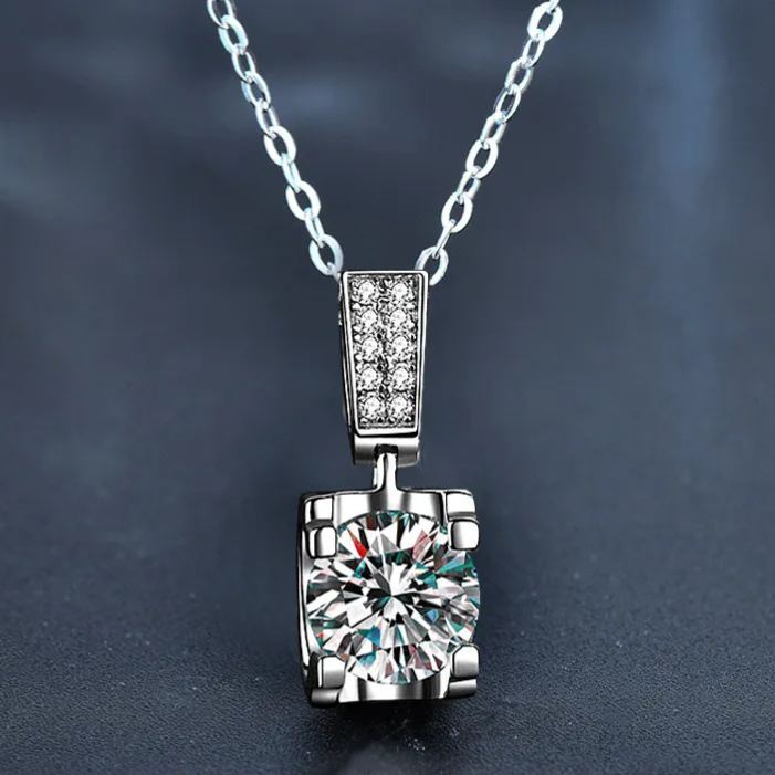 S925 Sterling Silver Moissanite Classic Four-Claw Ox Head Pendant Necklace