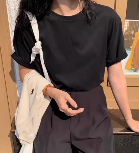男女兼用の純綿の白いTシャツ。シンプルなスタイルで、重ね着にも万能。ゆったりとしたベーシックなトップス