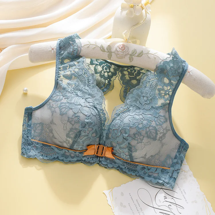 レースフロントホックブラ|盛れて谷間キープ、快適ノンワイヤーで美シルエット。