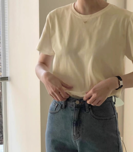 男女兼用の純綿の白いTシャツ。シンプルなスタイルで、重ね着にも万能。ゆったりとしたベーシックなトップス
