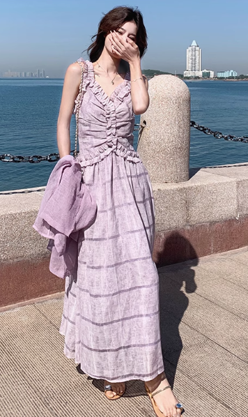 美しい紫色の木の耳のスリングドレス日焼け止めスーツ女性の夏の島風デザインのストライプのロングスカート