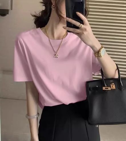男女兼用の純綿の白いTシャツ。シンプルなスタイルで、重ね着にも万能。ゆったりとしたベーシックなトップス