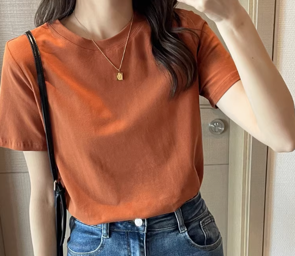 春と夏の女性のための無地ラウンドネックシンプルな半袖Tシャツ、ファッショナブルなニッチボトムシャツトップ