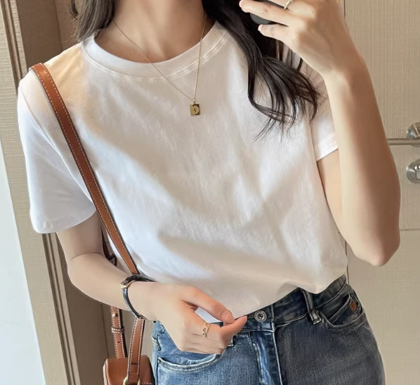 春と夏の女性のための無地ラウンドネックシンプルな半袖Tシャツ、ファッショナブルなニッチボトムシャツトップ