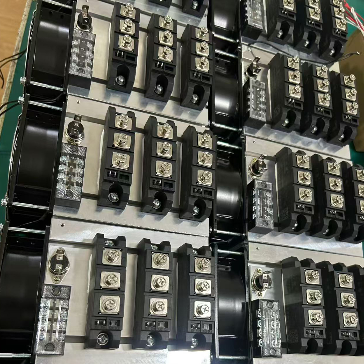 {"default":"Industrial diodes and thyristors SCR for high speed power switching and rectification applications\n"}
