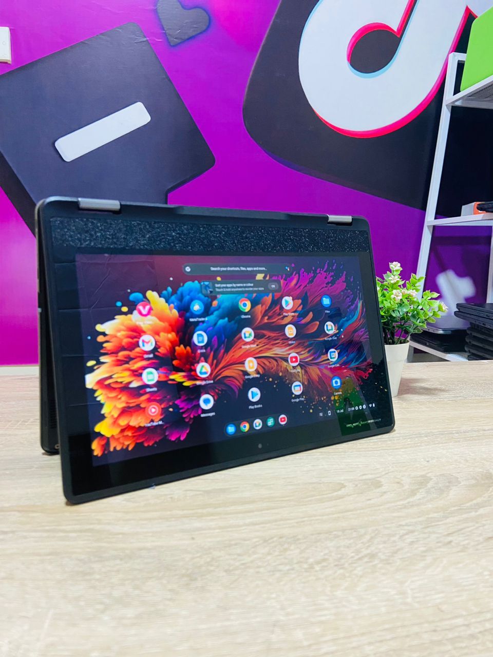 Chromebook  2 in 1 (Touch Screen + Play Store) - Intel Celeron / 4GB RAM / 32GB SSD Laptop Chrome Book