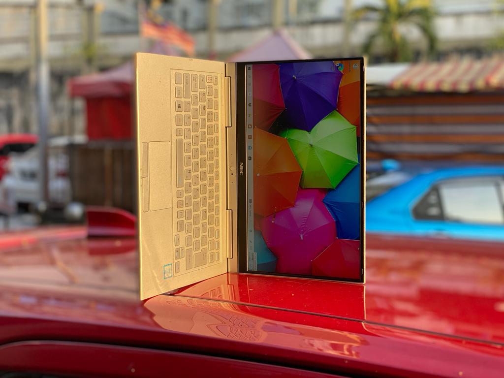 Chromebook  2 in 1 (Touch Screen + Play Store) - Intel Celeron / 4GB RAM / 32GB SSD Laptop Chrome Book