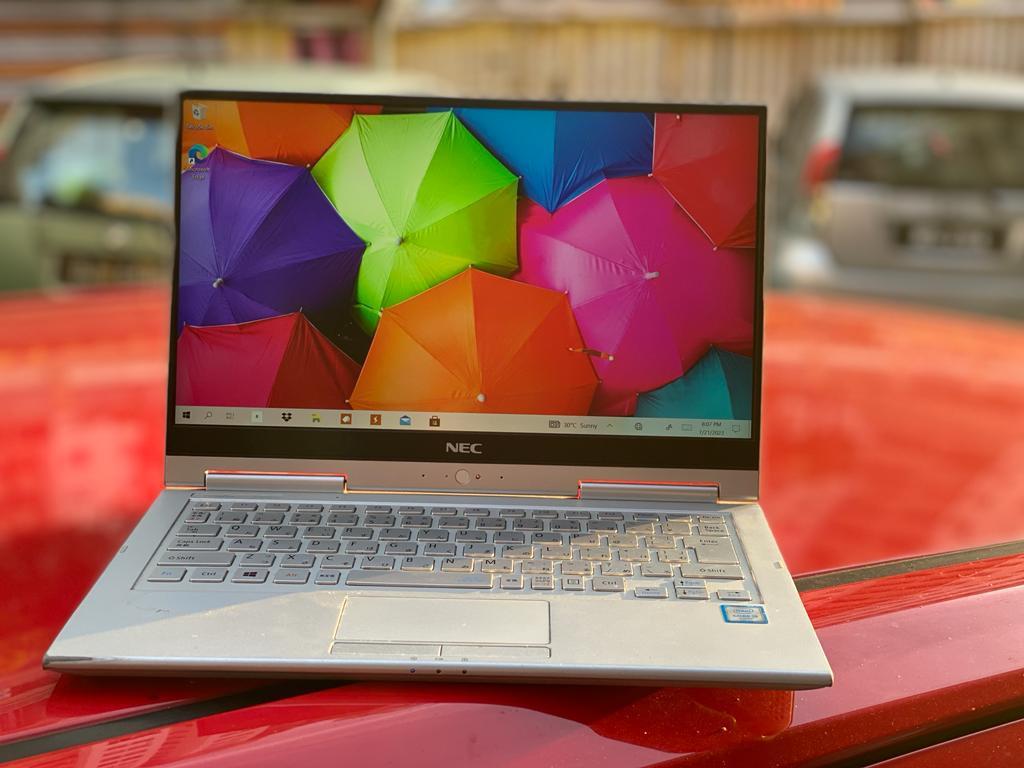 Chromebook  2 in 1 (Touch Screen + Play Store) - Intel Celeron / 4GB RAM / 32GB SSD Laptop Chrome Book