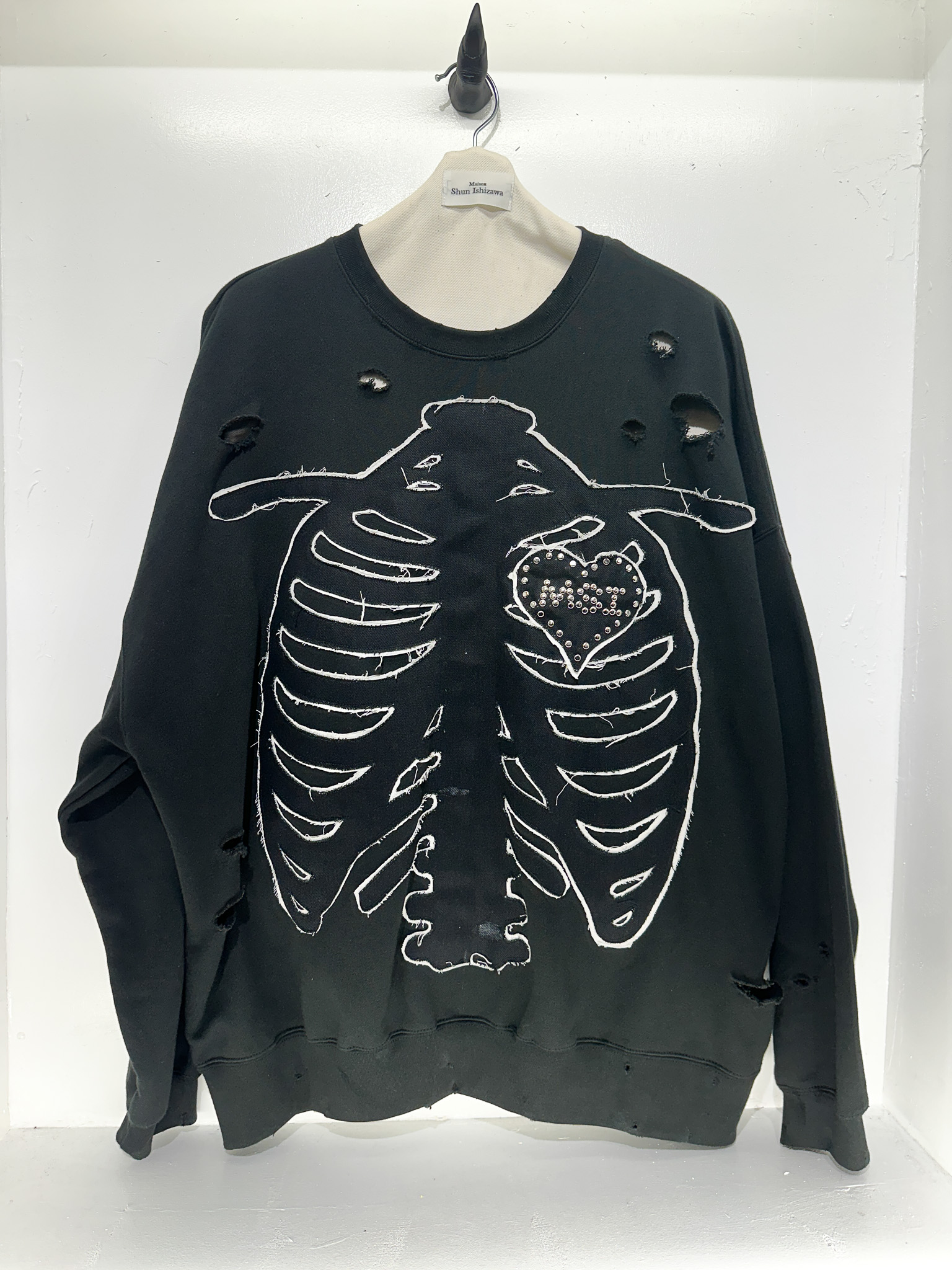 BONE STRUCTURE STUDS SWEATSHIRT BLACK