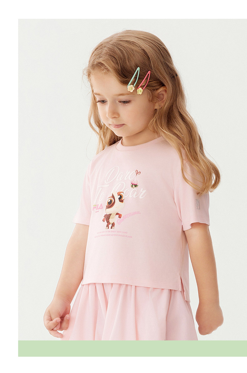 (105 - 130cm) FILA KIDS x GIGANTOSAURUS ORIGINALE Girl's Short Sleeve T-Shirt in Pink