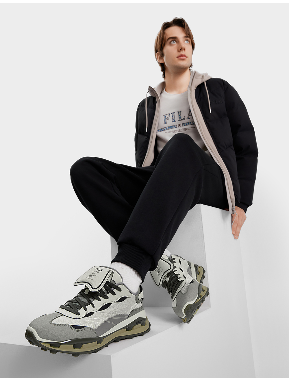 FILA CORE FASHION KM 2 Men Sneakers (Grey / Coral/Blue)