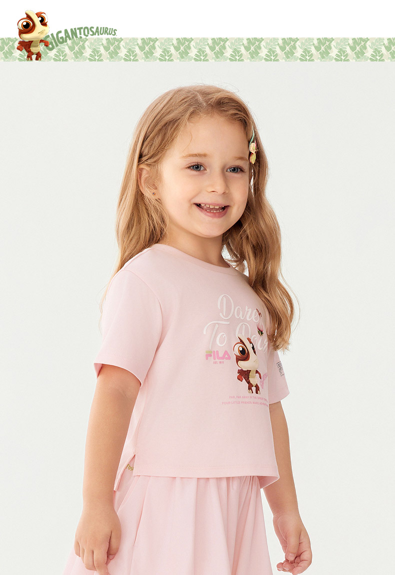 (105 - 130cm) FILA KIDS x GIGANTOSAURUS ORIGINALE Girl's Short Sleeve T-Shirt in Pink