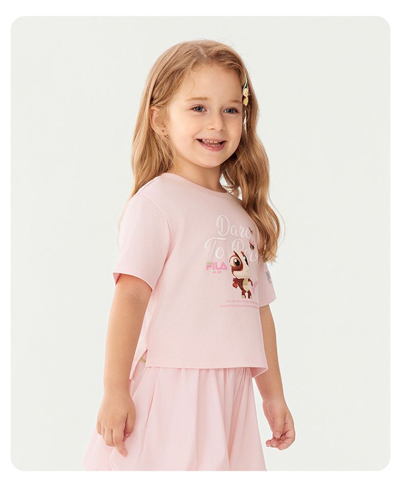 (105 - 130cm) FILA KIDS x GIGANTOSAURUS ORIGINALE Girl's Short Sleeve T-Shirt in Pink