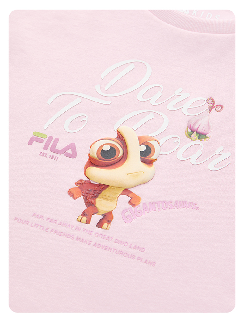 (105 - 130cm) FILA KIDS x GIGANTOSAURUS ORIGINALE Girl's Short Sleeve T-Shirt in Pink