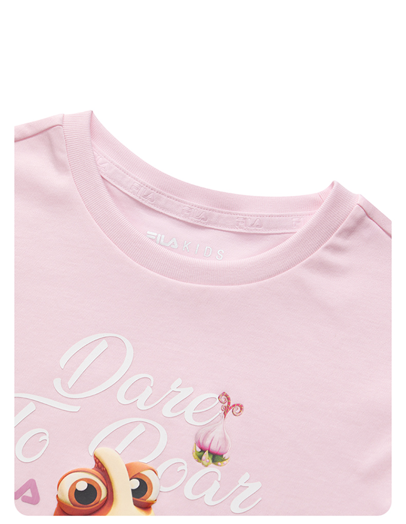 (105 - 130cm) FILA KIDS x GIGANTOSAURUS ORIGINALE Girl's Short Sleeve T-Shirt in Pink