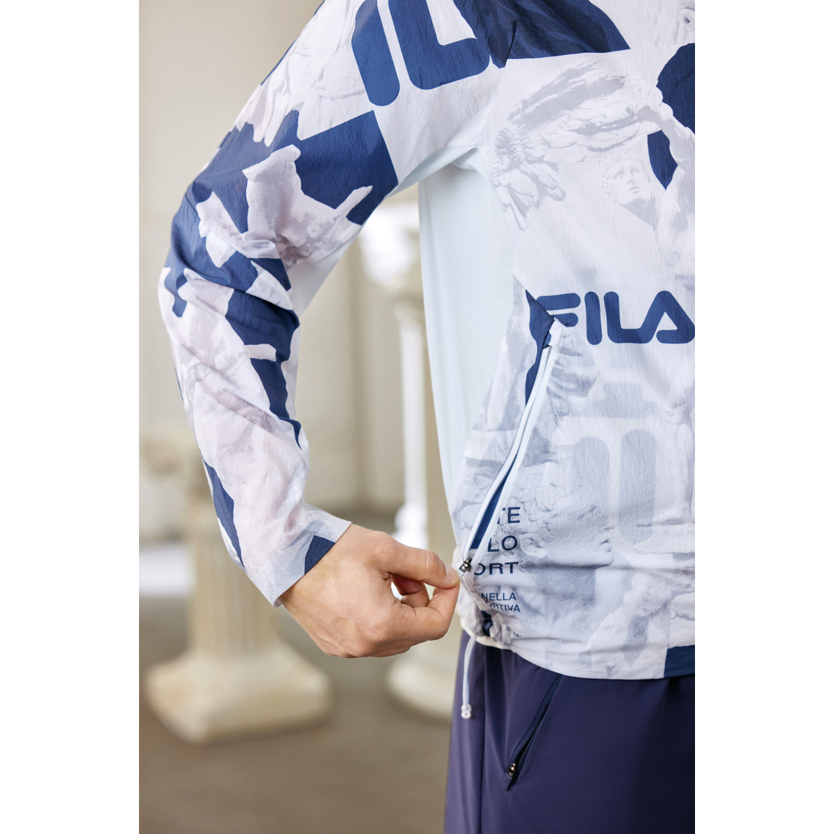 FILA CORE ATHLETICS FITNESS Men Woven Top in Full Print