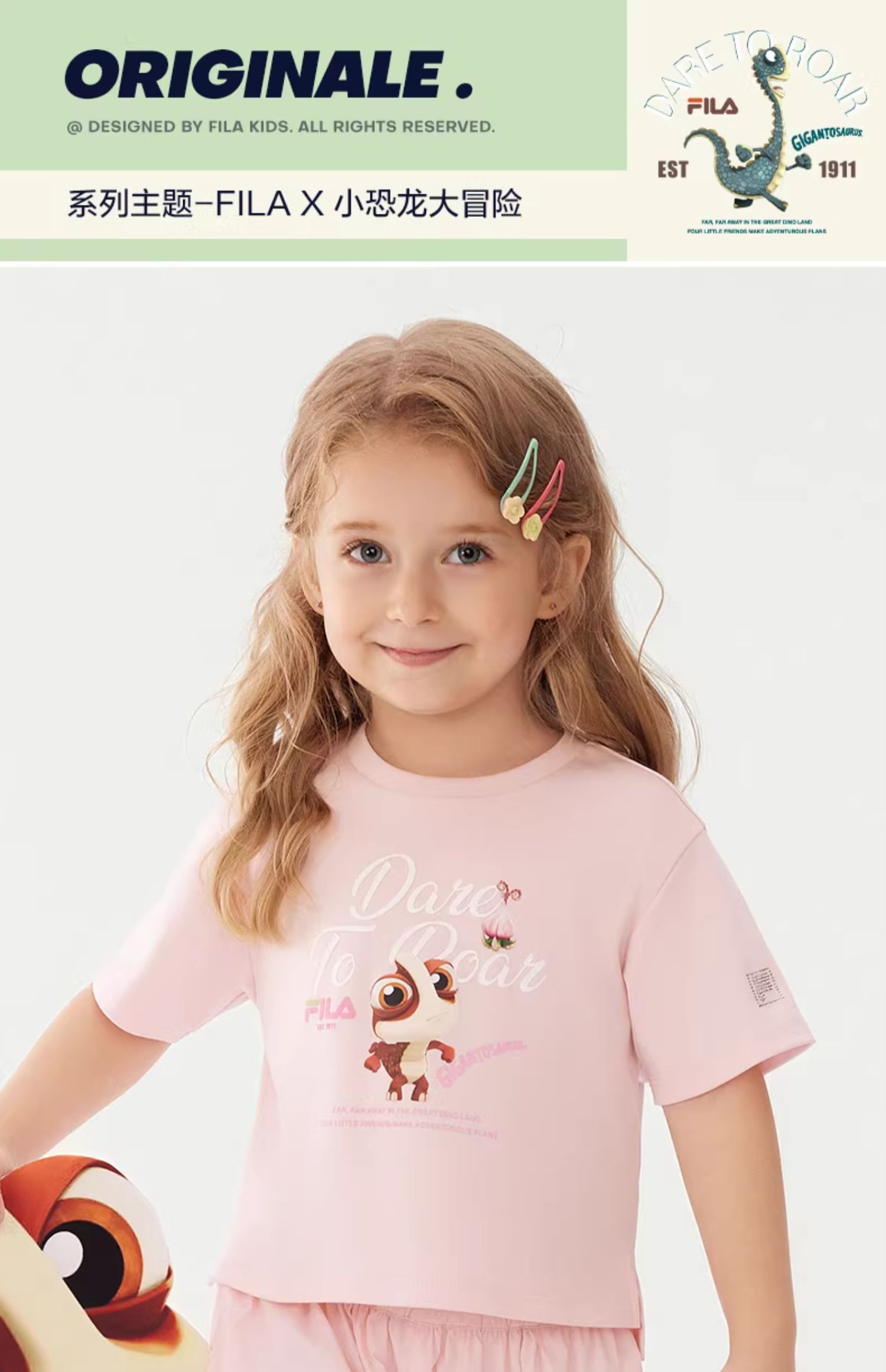(105 - 130cm) FILA KIDS x GIGANTOSAURUS ORIGINALE Girl's Short Sleeve T-Shirt in Pink