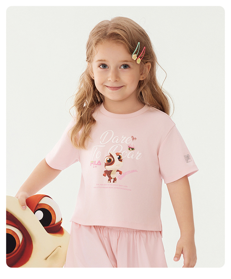 (105 - 130cm) FILA KIDS x GIGANTOSAURUS ORIGINALE Girl's Short Sleeve T-Shirt in Pink