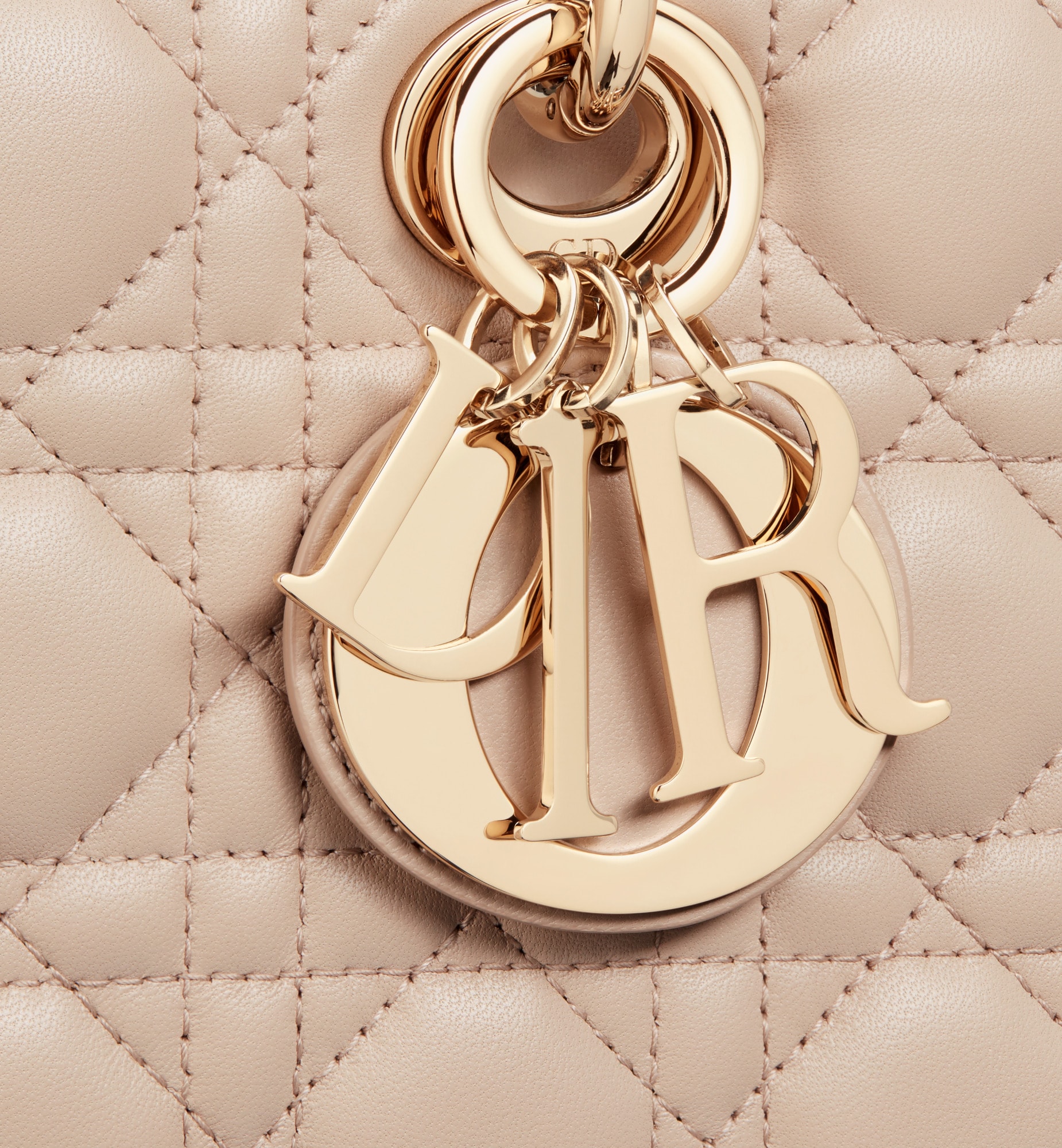 スターと同じバッグが欲しい？佐藤晴美さん、富岡佳子さん愛用している同項 のLADY D-JOY ミディアムバッグ！雑誌掲載で大人気！