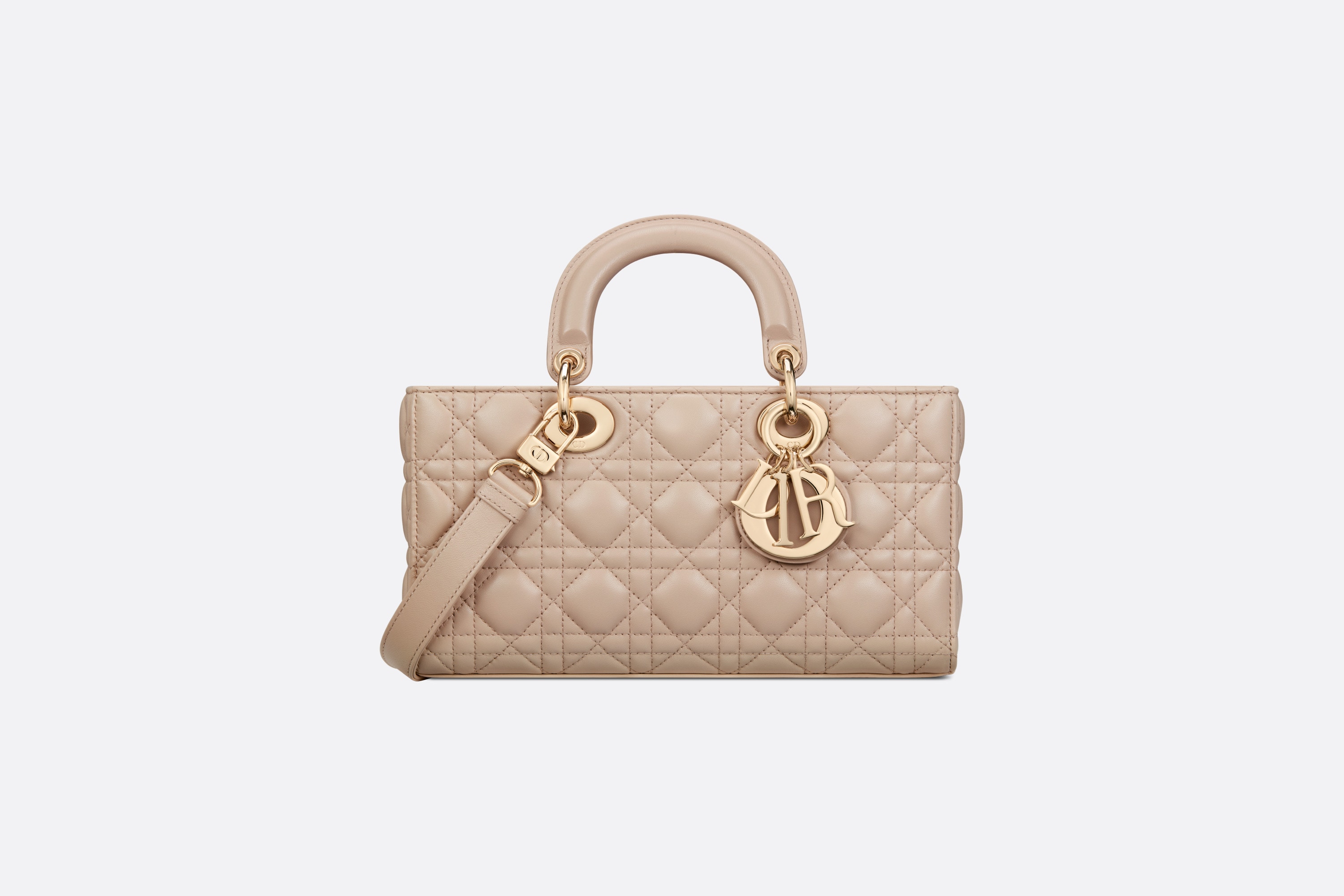 スターと同じバッグが欲しい？佐藤晴美さん、富岡佳子さん愛用している同項 のLADY D-JOY ミディアムバッグ！雑誌掲載で大人気！