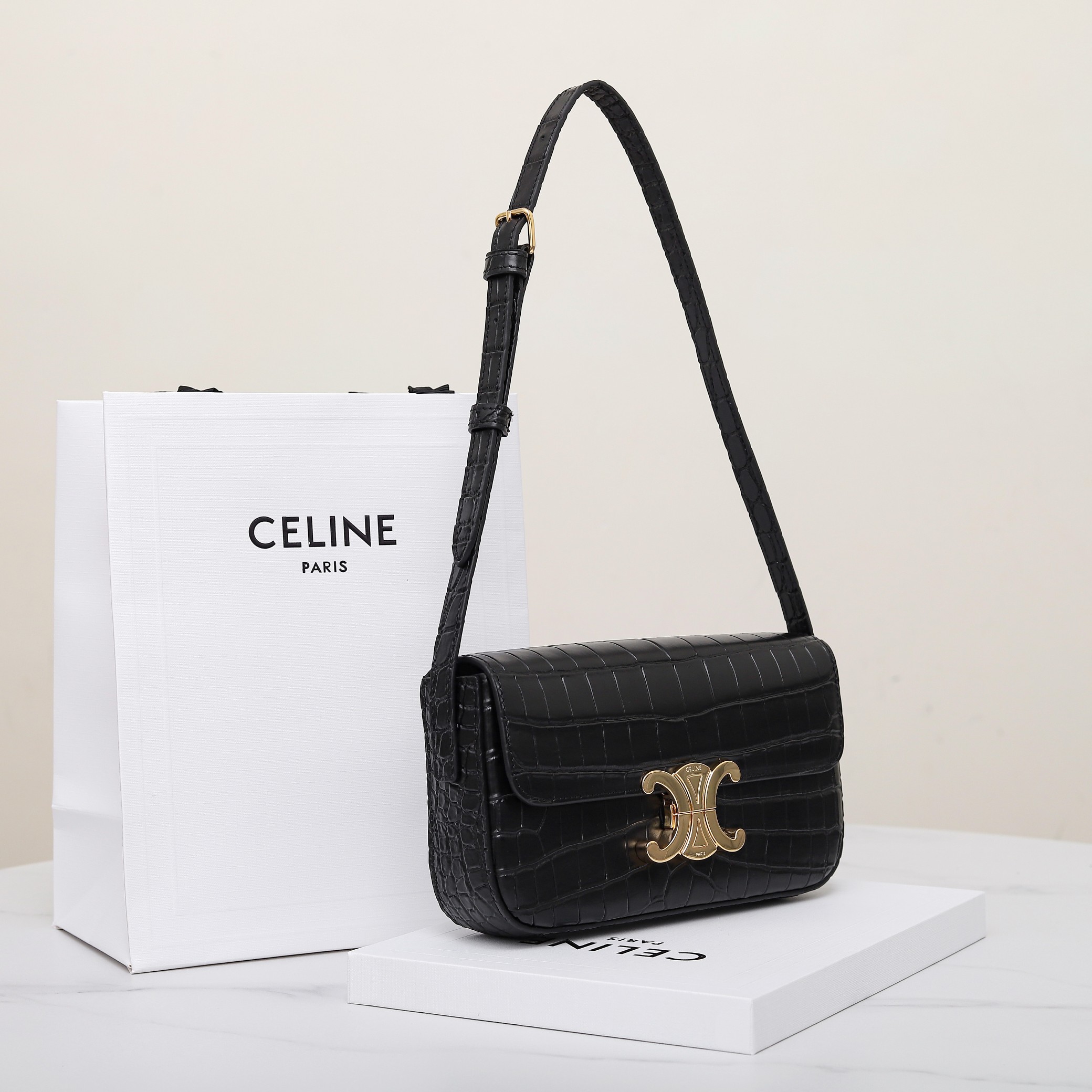 国内発 CELINE クラシック トリオンフ バッグ