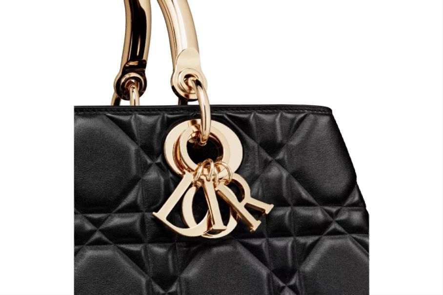 2023年春夏の新作「DIOR-Lady 95.22」がリリース。高揚感をくれるバッグ、使い勝手も抜群！心ときめく新鮮さと、時代を超えて愛される普遍性。多くのセレブが愛用する！