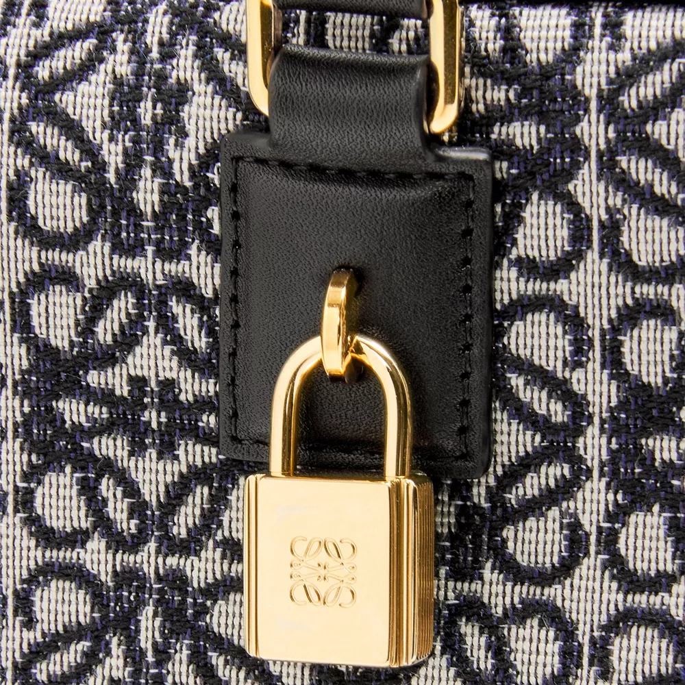 【LOEWE】OGGI雑誌掲載！泉里香さんも着用！アマソナ23 バッグ アナグラム 3WAY アナグラム-BUYMA