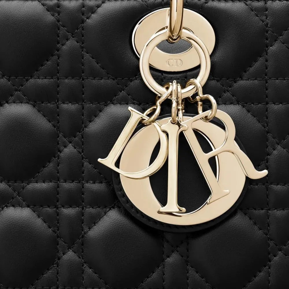 【Dior】朝比奈彩さん、新木優子さん、中村アンさんなど、世界的セレブも愛用する同項 のLADY DIOR ミディアムバッグ!
