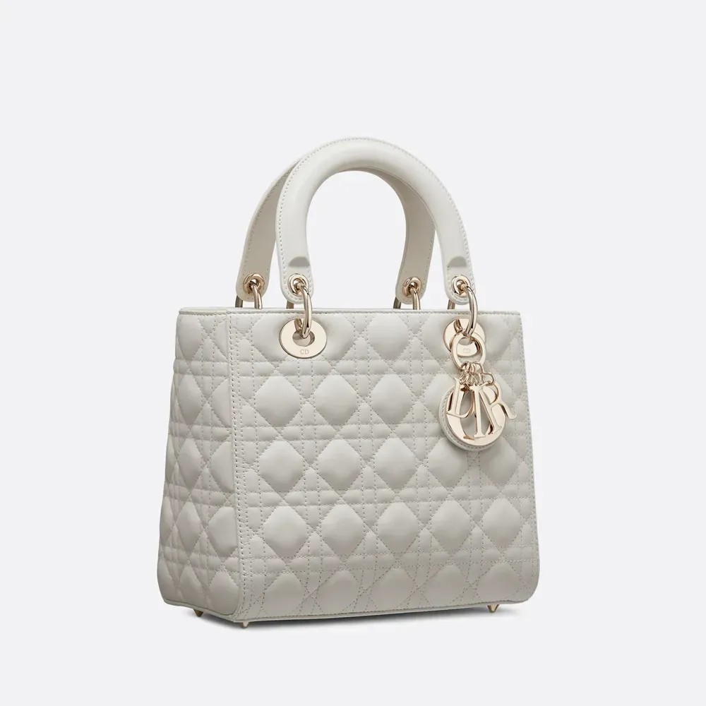 【Dior】朝比奈彩さん、新木優子さん、中村アンさんなど、世界的セレブも愛用する同項 のLADY DIOR ミディアムバッグ!