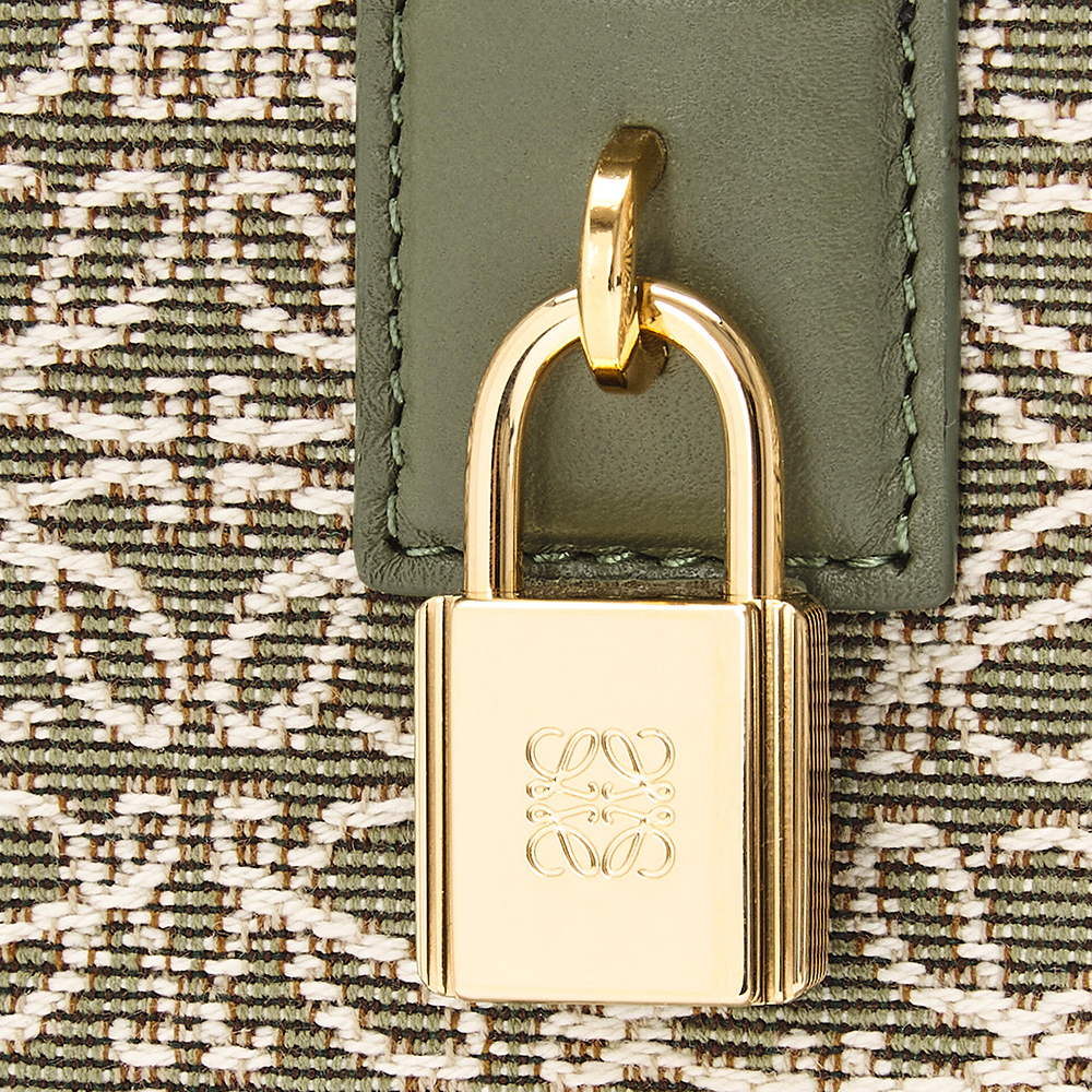 【Loewe】雑誌掲載！泉里香さん愛用の大人気新作バッグが登場！アマソナ23 バッグ (アナグラムジャカード＆カーフ)