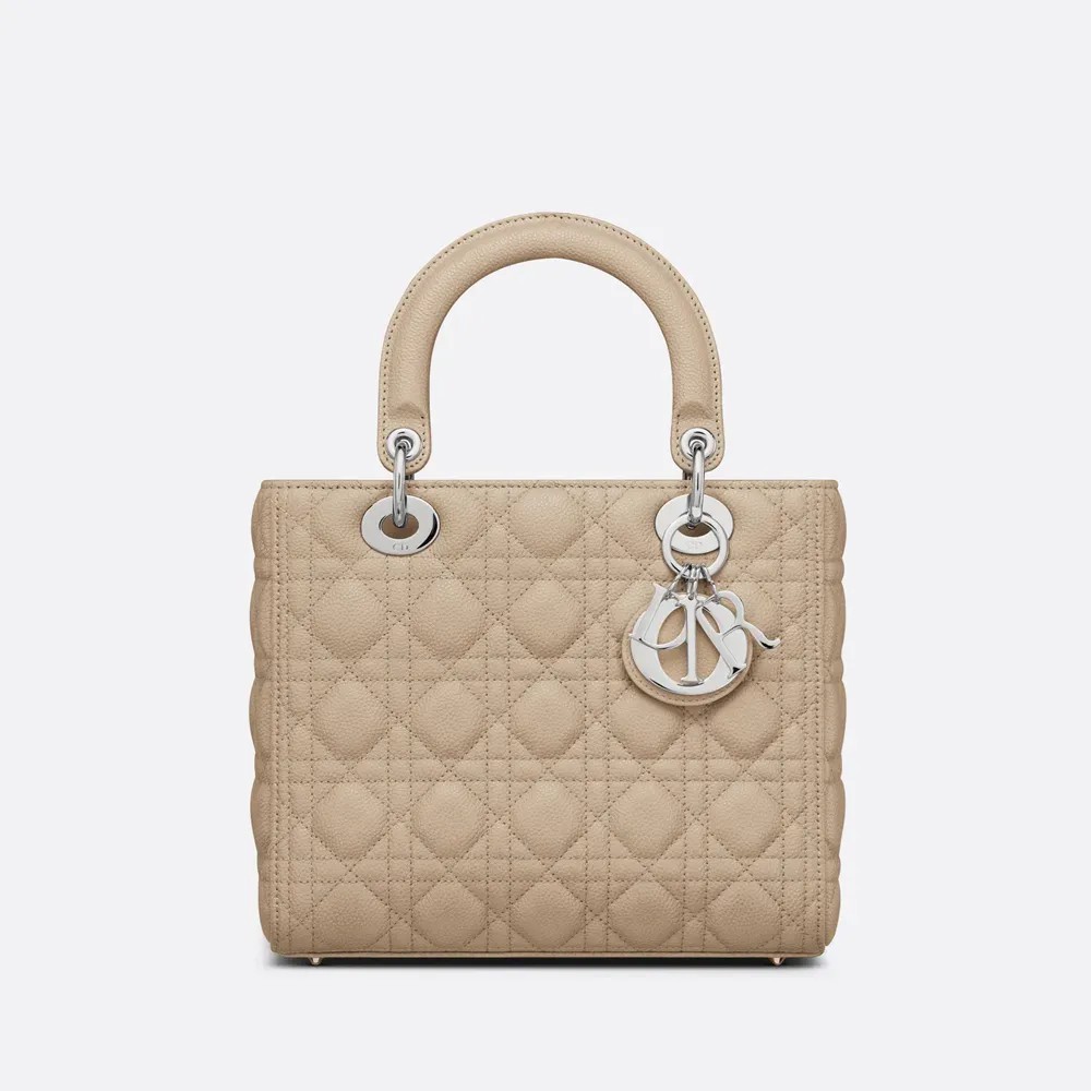 【Dior】朝比奈彩さん、新木優子さん、中村アンさんなど、世界的セレブも愛用する同項 のLADY DIOR ミディアムバッグ!