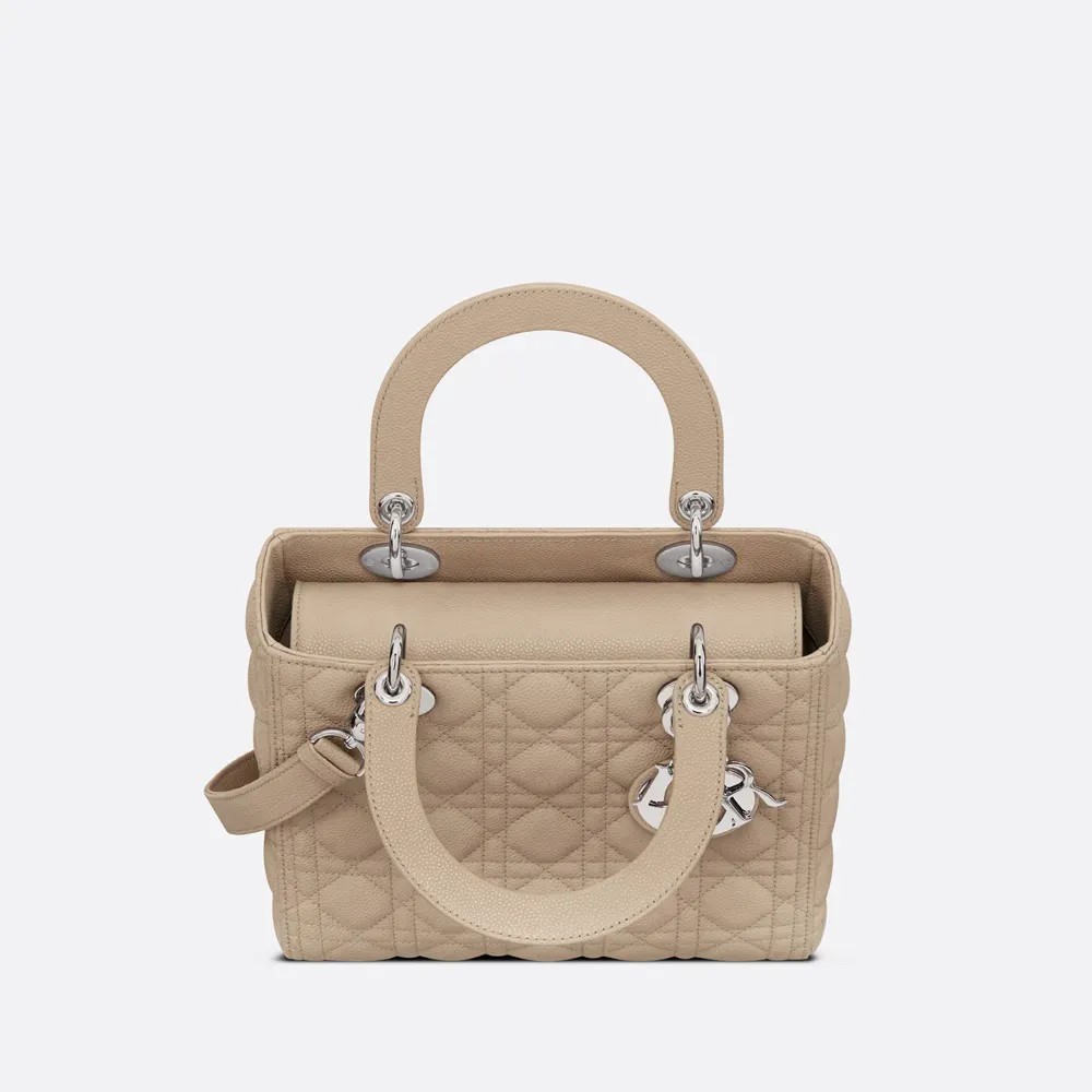 【Dior】朝比奈彩さん、新木優子さん、中村アンさんなど、世界的セレブも愛用する同項 のLADY DIOR ミディアムバッグ!