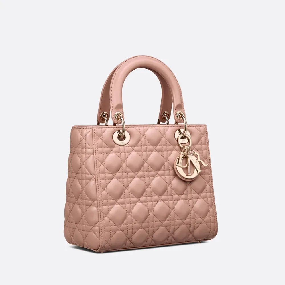 【Dior】朝比奈彩さん、新木優子さん、中村アンさんなど、世界的セレブも愛用する同項 のLADY DIOR ミディアムバッグ!