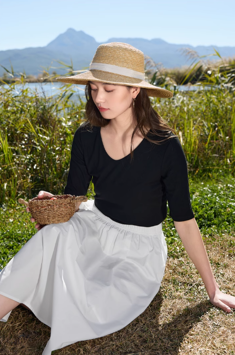 大きいサイズの婦人服2025春新作シンプルVネックベーシックTシャツスリムフィット肩太めMM