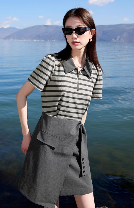 プラスサイズの女性の服2025年夏の新しいフェイクツーピースラペルドレス半袖カレッジスタイルストライプファットMM