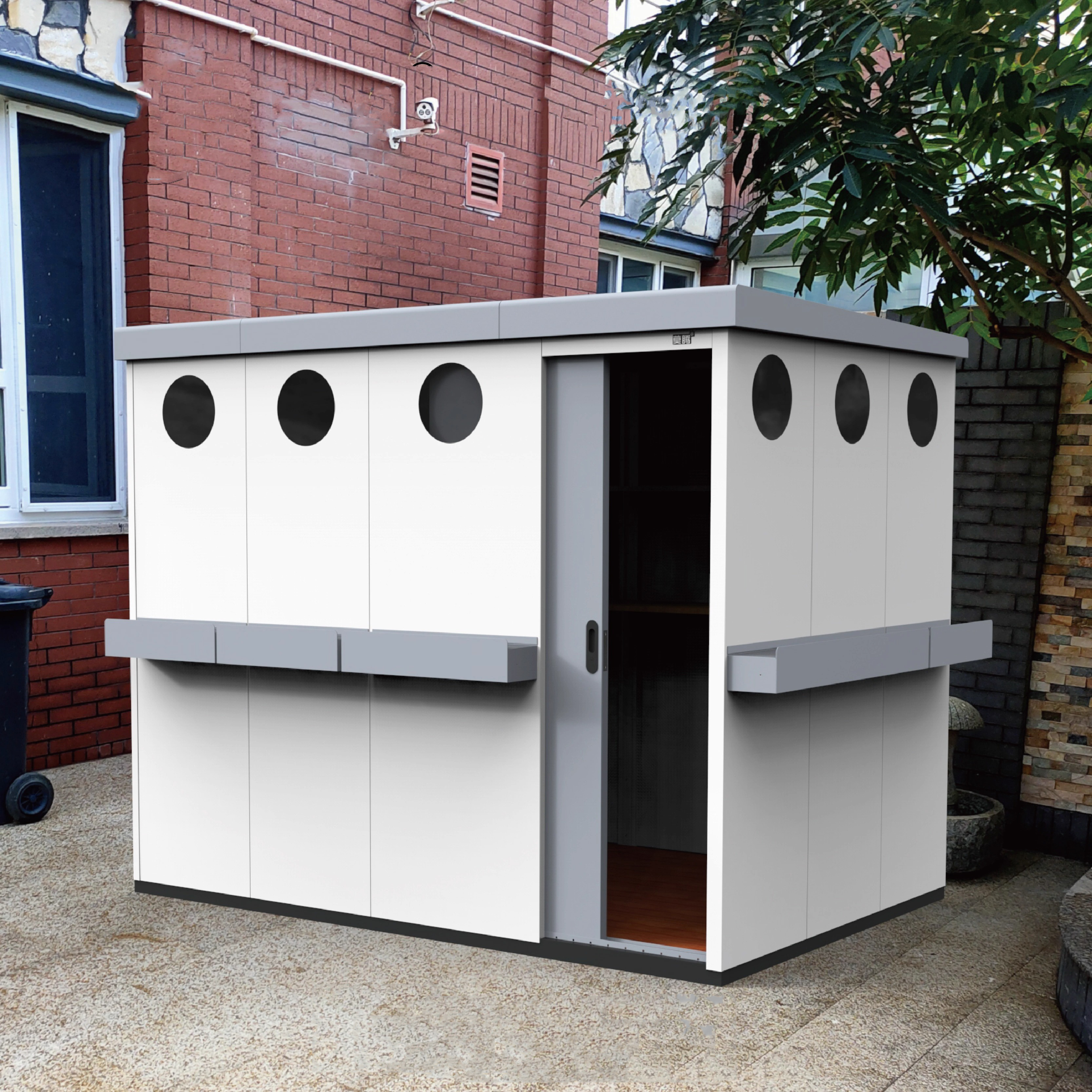 Villa courtyard storage room