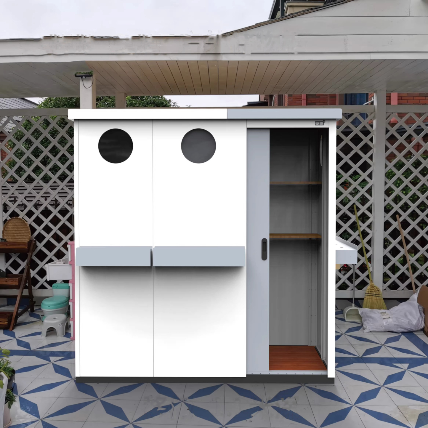 Villa courtyard storage room