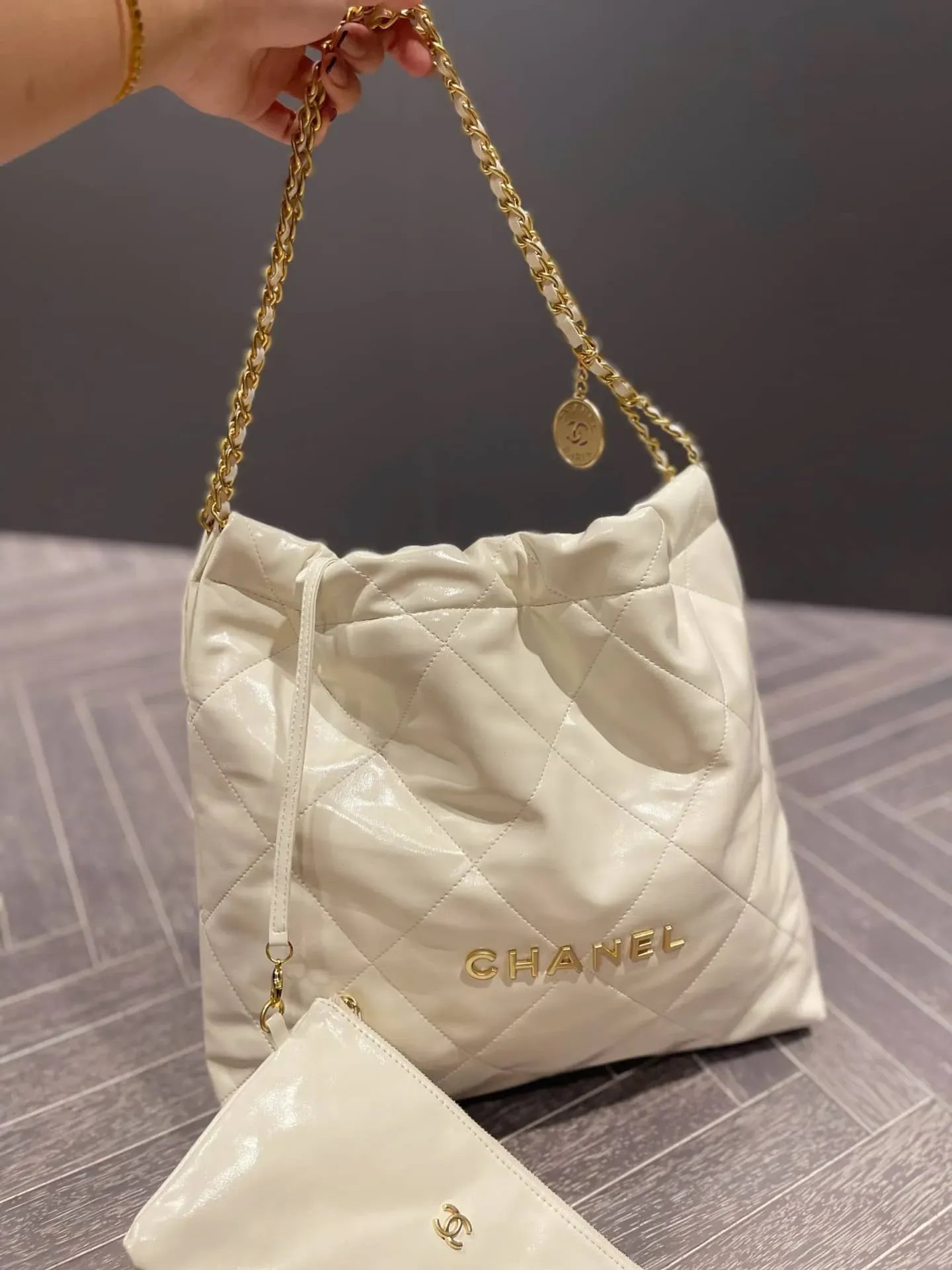 VERY雑誌掲載!通勤からお出かけまで♪【CHANEL】シャネル 22 ハンドバッグ