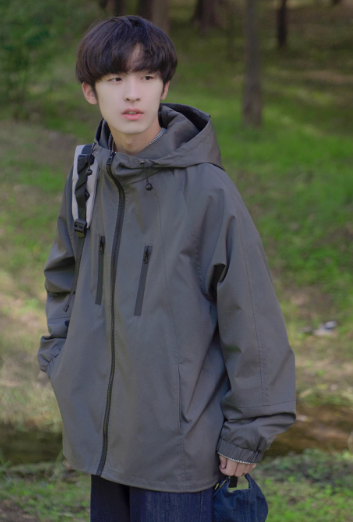 春と秋の新しいスタイルの男の子用ジャケット、春着のジャケット、カジュアルで人気の黒いトップス