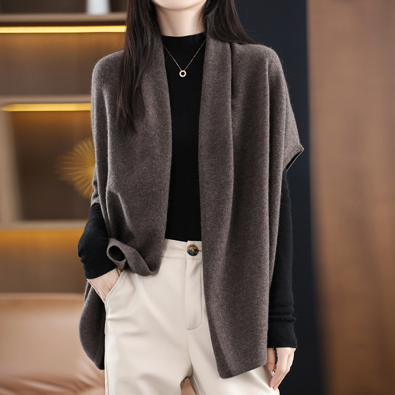 【🔥100% Imported Pure Wool】A wool cape coat worn by elegant women. Three times warmer than regular sweaters, it's comfortable even in temperatures as low as -40°C. Stylish and versatile, it easily creates a sophisticated look.