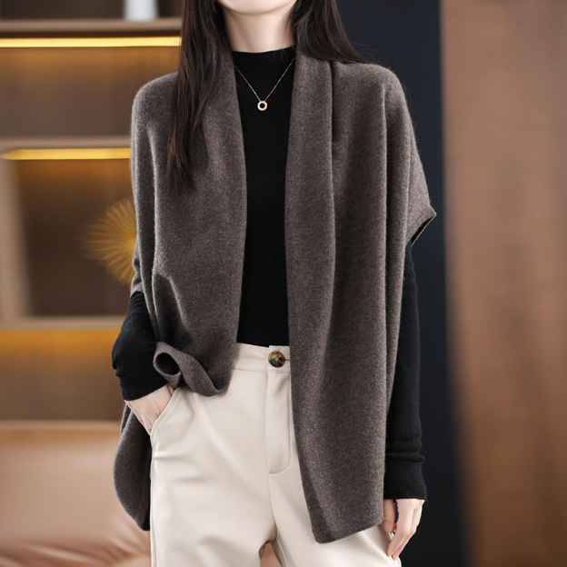 【🔥100% Imported Pure Wool】A wool cape coat worn by elegant women. Three times warmer than regular sweaters, it's comfortable even in temperatures as low as -40°C. Stylish and versatile, it easily creates a sophisticated look.