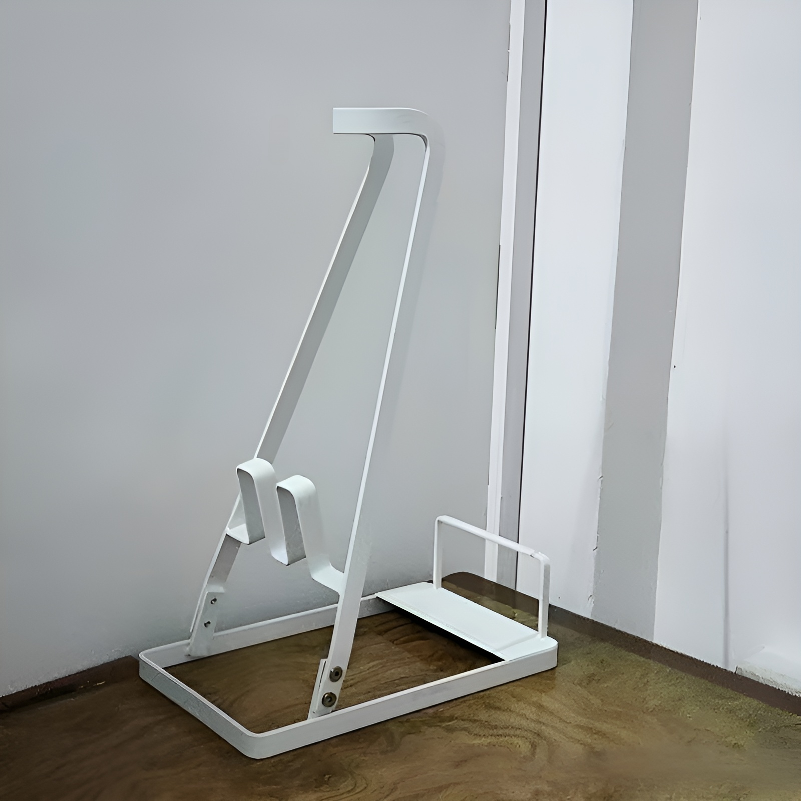 Vacuum cleaner storage rack